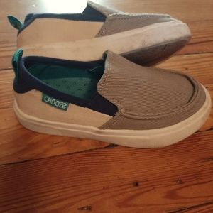 CHOOZE cream taupe & navy loafers